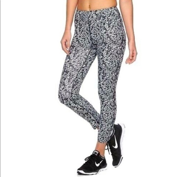 Nike Women's Pronto ESSENTIAL Running Crop Pant - Picture 8 of 9